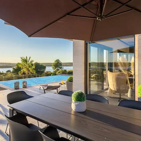 Villa Vie In For 10 People With Heated Pool, Wellness And Cinema