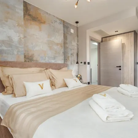 Vie In For 10 People With Heated Pool, Wellness And Cinema * Medulin
