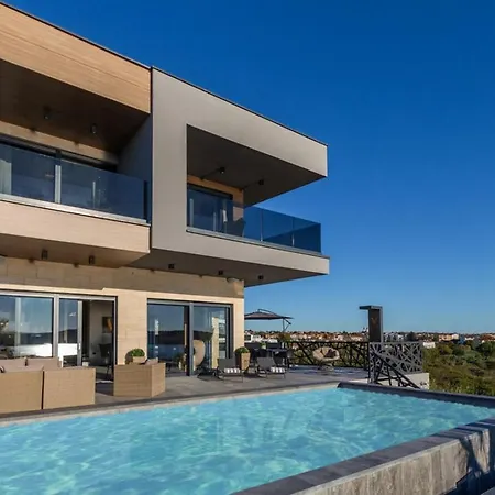 Villa Vie In For 10 People With Heated Pool, Wellness And Cinema Medulin