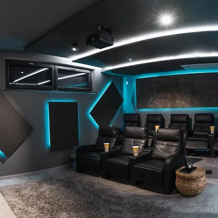 Vie In For 10 People With Heated Pool, Wellness And Cinema * Medulin