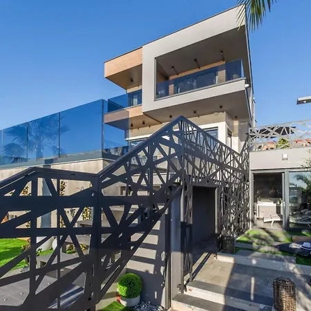 Vie In For 10 People With Heated Pool, Wellness And Cinema Medulin