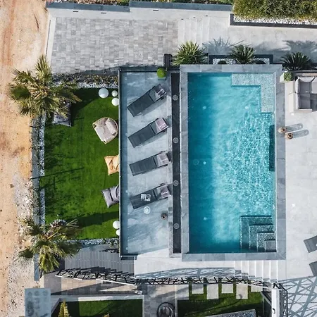 Villa Vie In For 10 People With Heated Pool, Wellness And Cinema
