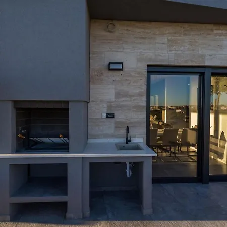 ヴィラ Vie In For 10 People With Heated Pool, Wellness And Cinema メドゥリン