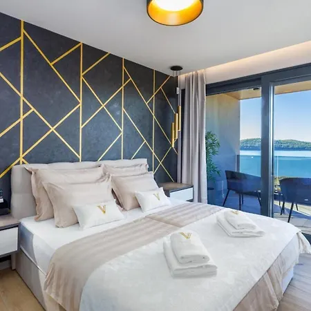 Vie In For 10 People With Heated Pool, Wellness And Cinema ヴィラ