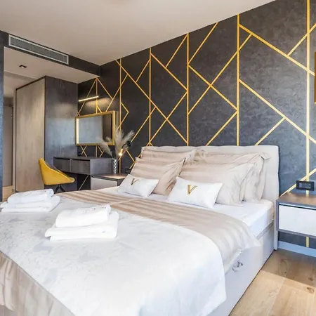 Vie In For 10 People With Heated Pool, Wellness And Cinema メドゥリン