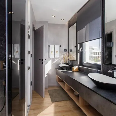 Vie In For 10 People With Heated Pool, Wellness And Cinema ヴィラ *