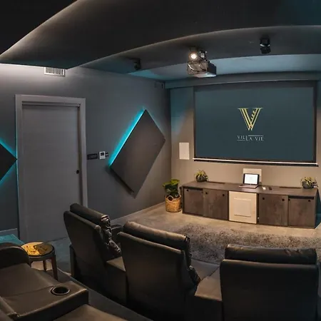 Vie In For 10 People With Heated Pool, Wellness And Cinema ヴィラ *