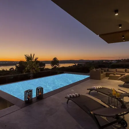 Vie In For 10 People With Heated Pool, Wellness And Cinema Medulin