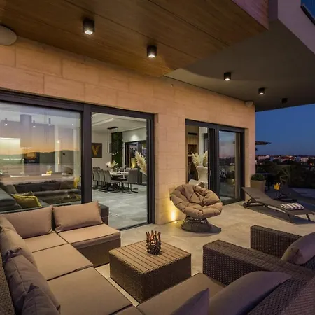 Vie In For 10 People With Heated Pool, Wellness And Cinema ヴィラ