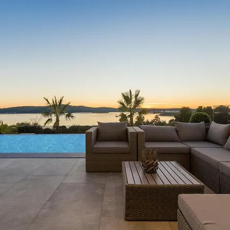 Vie In For 10 People With Heated Pool, Wellness And Cinema *
