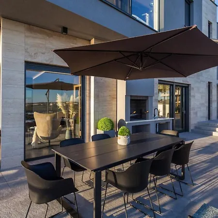 Vie In For 10 People With Heated Pool, Wellness And Cinema