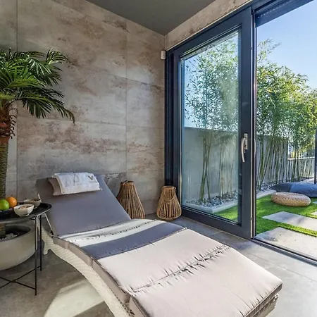 ヴィラ Vie In For 10 People With Heated Pool, Wellness And Cinema *