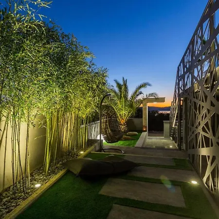 Vie In For 10 People With Heated Pool, Wellness And Cinema ヴィラ メドゥリン