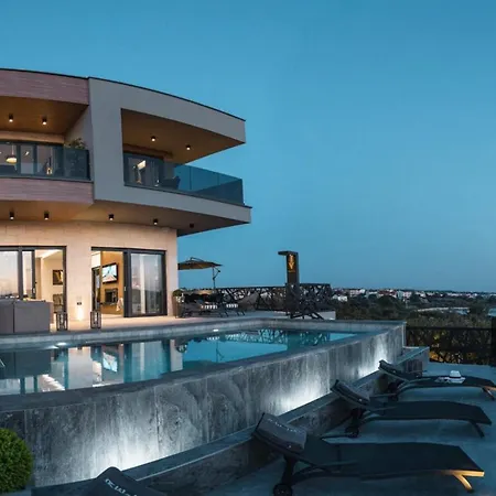 ヴィラ Vie In For 10 People With Heated Pool, Wellness And Cinema メドゥリン